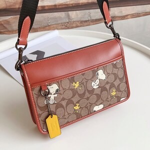 코치 여성 미니 크로스백 스누피 COACH CE709