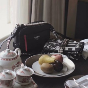 프라다 뉴벨라 스터드 스트랩 크로스백 1BC167 -2