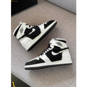 Nike WMNS Air Jordan 1 Mid Light Bone