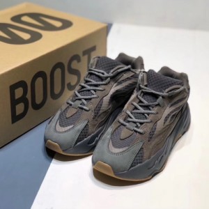 Adidas YEEZY 700
