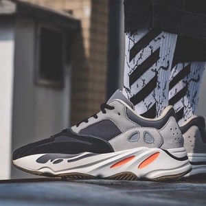 Adidas YEEZY 700