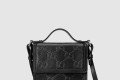 [GUCCI-구찌]GG 엠보스 메신저백 625782
