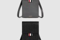 [THOM BROWNE-톰브라운]스트랩 폰 홀더백 MAC113