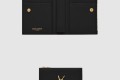 [SAINT LAURENT-생로랑]그랑 드 뿌드르 엠보스드 가죽 소재의 UPTOWN 컴팩트 지갑 582296