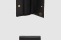 [VALENTINO-발렌티노]브이로고 시그니처 스탐파 알체 카프스킨 컴팩트 지갑