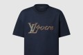 [LOUIS VUITTON-루이비통]러버스 엠벨리시드 쇼트 슬리브드 티셔츠 1AGHXP