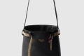 [PRADA-프라다]주얼리 벨트가 달린 가죽 프라다 버클 버킷백 1BE085